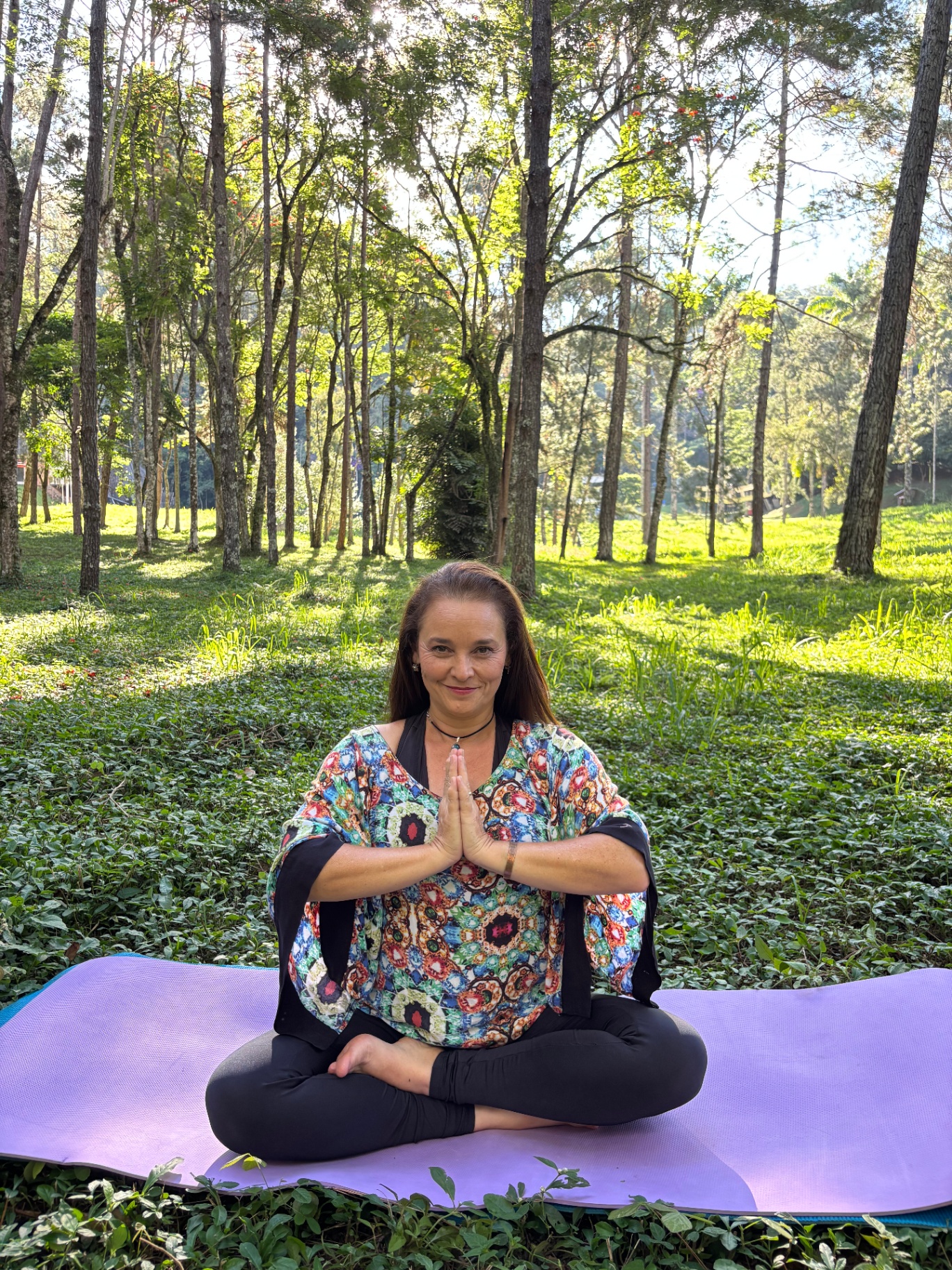 Eliane Passos, criadora do Detetive Mental, em prática de yoga em meio à natureza